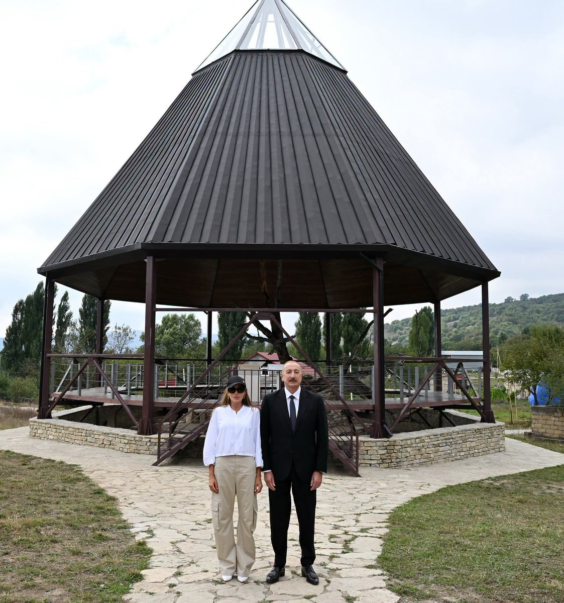 YAP_1992's tweet photo. Prezident İlham Əliyev Şamaxıda Pir Ömər Sultan ziyarətgahında aparılan konservasiya işləri ilə tanış olub.

https://t.co/rHqTI5HVGu https://t.co/jcK0tGCLXN