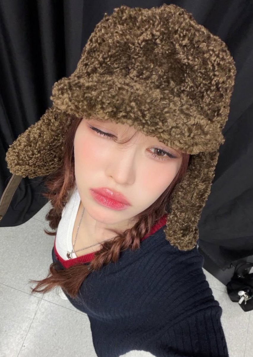 yansieee's tweet photo. wenwen really likes this angle https://t.co/Rmfhvz3Sck