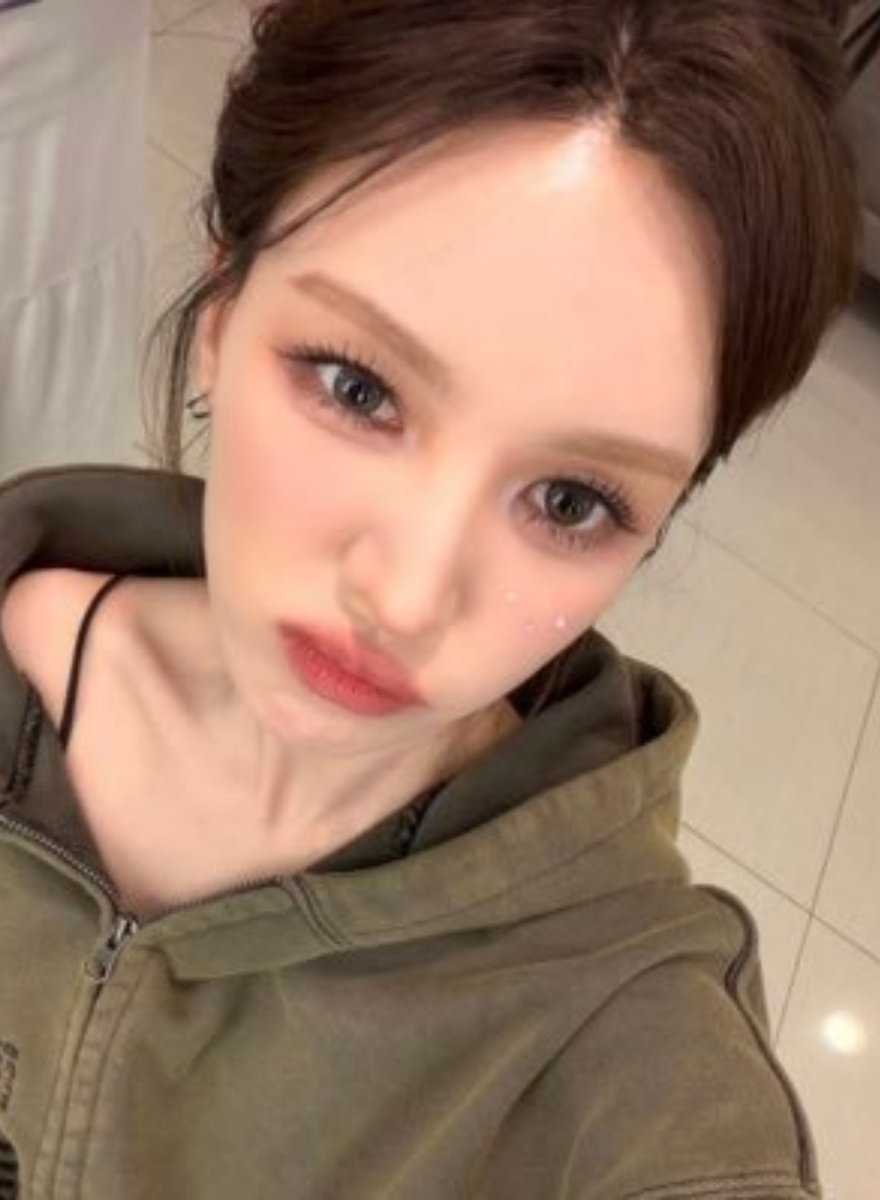 yansieee's tweet photo. wenwen really likes this angle https://t.co/Rmfhvz3Sck