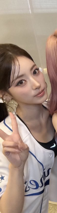 annayishan's tweet photo. 사진 속에 정말 예쁜 여자아이가 있어요😏
#MEOVV #ANNA #미야오 #안나 #田中杏奈 https://t.co/jolQo5TfkQ