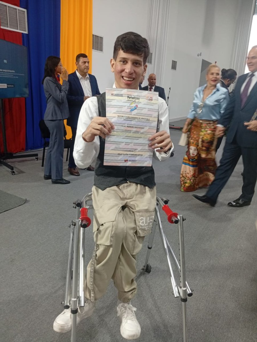 LuisitoPSUV4F's tweet photo. Tuve el honor de recibir el Reconocimiento Especial por Comunicación Responsable en el Premio Nacional de Periodismo 2026, una distinción que asumo con humildad y compromiso por la verdad y la paz de Venezuela.

Este logro pertenece a mi mamá, a mi familia y a todos los que creemos que la inclusión transforma realidades.

Agradezco al ministro @maperezpirela , a los viceministros Johan Briceño, Alberto Alvarado y Gustavo Villapol, y a todo el Sistema Nacional de Medios Públicos; muy especialmente a la diputada Desiré Santos Amaral, maestra de maestras y constante fuente de inspiración.