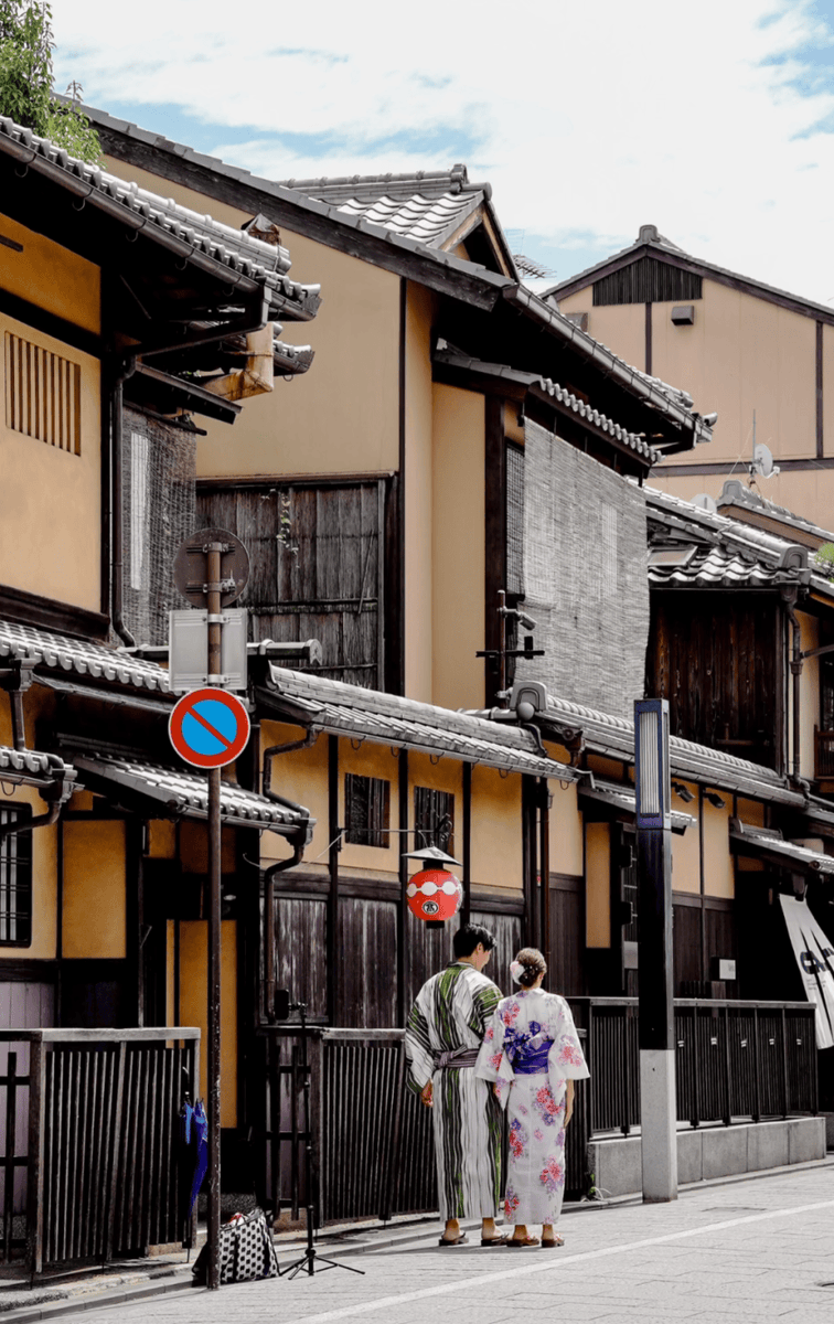 berrt891485's tweet photo. Spent the morning wandering the sun-dappled alleys of Kyoto’s Gion district—met a local teahouse owner who taught me a quick tea-sip trick, and now my phone roll’s full of cherry blossom snaps. Pure magic. https://t.co/Va9B2LRFrV