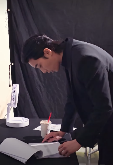 Kkorepo's tweet photo. #パク・ソジュン、CF現場でナマの姿公開…かっこいいと言っても騙されない？（動画あり） 
#パクソジュン  
🔗https://t.co/C9tbb6XRER https://t.co/M4pH1eDWA7