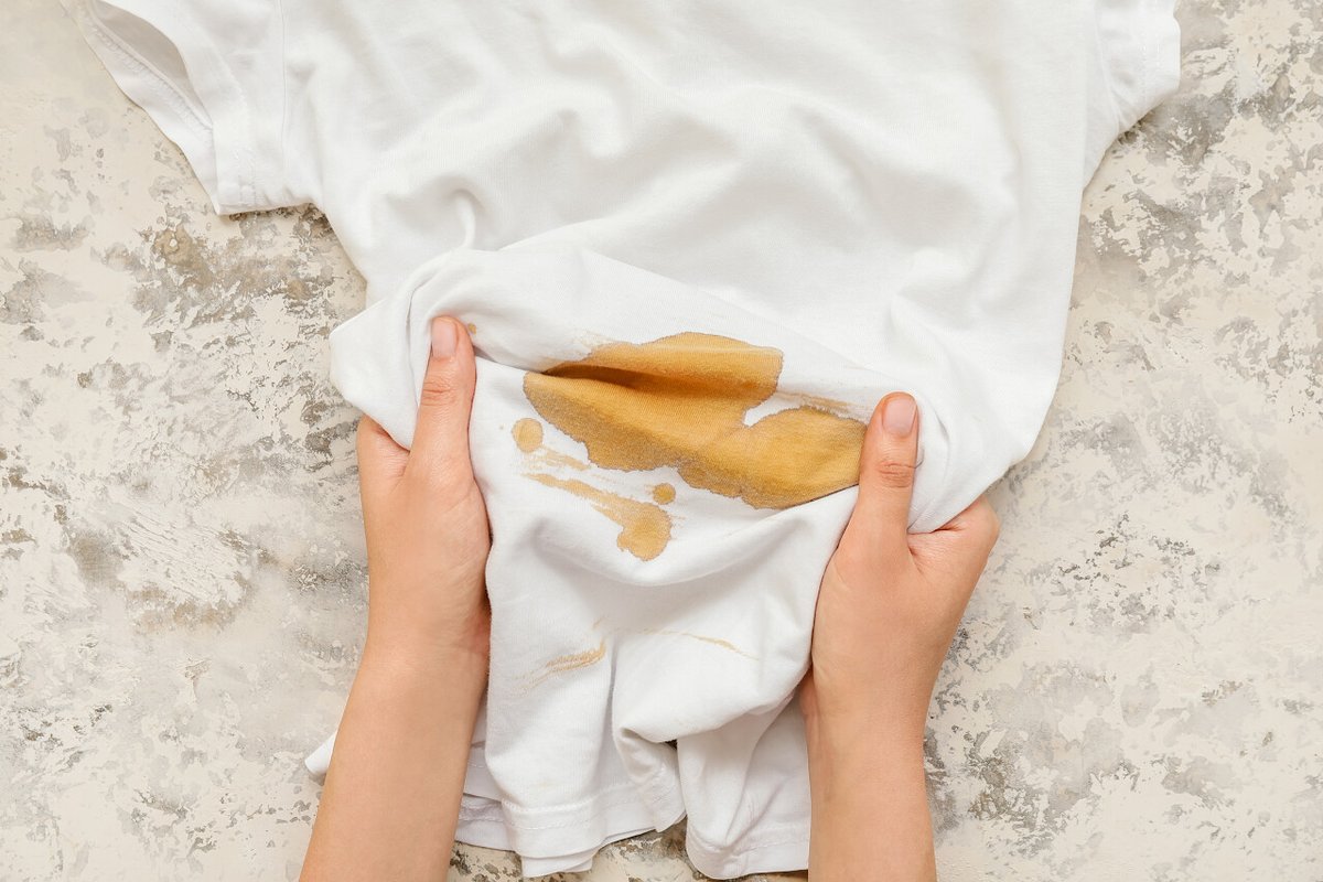 o7liv7iapeterj's tweet photo. Just folded the freshly dried laundry and found my favorite hoodie has a tiny coffee stain—my weekend “chill vibe” just got a funny little mark. https://t.co/2CKcgUoXXq