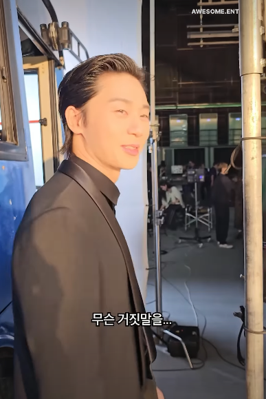 Kkorepo's tweet photo. #パク・ソジュン、CF現場でナマの姿公開…かっこいいと言っても騙されない？（動画あり） 
#パクソジュン  
🔗https://t.co/C9tbb6XRER https://t.co/M4pH1eDWA7