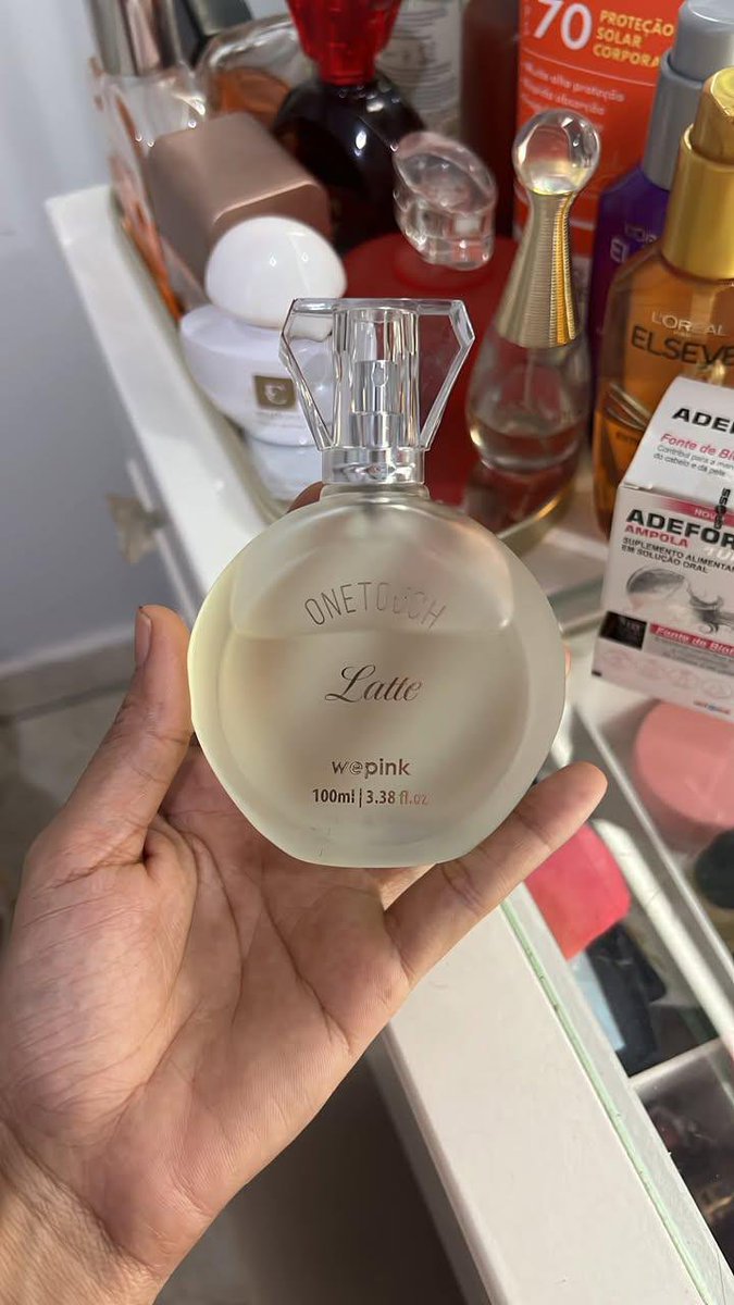 Natylarael's tweet photo. Hoje uma moça perguntou se eu estava usando perfume árabe. 😂🤭
Eu: “NÃO! É o One Touch Latte da Wepink.”
Ela ficou tão chocada que tirou foto da tela pra comprar. KKKKK 🤍🩷 https://t.co/bA2U1B5uFk