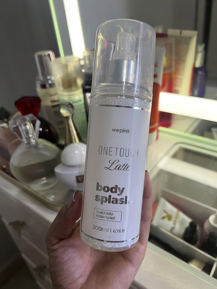 Natylarael's tweet photo. Hoje uma moça perguntou se eu estava usando perfume árabe. 😂🤭
Eu: “NÃO! É o One Touch Latte da Wepink.”
Ela ficou tão chocada que tirou foto da tela pra comprar. KKKKK 🤍🩷 https://t.co/bA2U1B5uFk