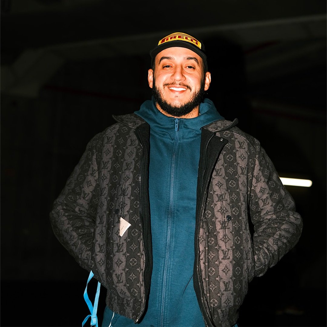midiminuit__'s tweet photo. 🗣️ SOSO MANESS à propos des rappeurs issus des quartiers :

« 𝘓𝘦𝘴 𝘨𝘦𝘯𝘴 𝘰𝘯𝘵 𝘥𝘦́𝘤𝘰𝘶𝘷𝘦𝘳𝘵 𝘭𝘢 𝘳𝘶𝘦 𝘢𝘷𝘦𝘤 𝘛𝘪𝘬𝘛𝘰𝘬, 𝘮𝘢𝘪𝘴 𝘲𝘶𝘢𝘯𝘥 𝘵’𝘦𝘴 𝘥𝘦𝘥𝘢𝘯𝘴, 𝘫𝘦 𝘵’𝘢𝘱𝘱𝘳𝘦𝘯𝘥𝘴 𝘳𝘪𝘦𝘯.

𝘖𝘯 𝘴𝘢𝘪𝘵 𝘤𝘰𝘮𝘮𝘦𝘯𝘵 𝘤̧𝘢 𝘴𝘦 𝘱𝘢𝘴𝘴𝘦 𝘦𝘵 𝘤𝘰𝘮𝘮𝘦𝘯𝘵 𝘤̧𝘢 𝘴𝘦 𝘵𝘦𝘳𝘮𝘪𝘯𝘦.

𝘚𝘪 𝘫𝘦 𝘥𝘰𝘯𝘯𝘦 𝘮𝘦𝘴 𝘱𝘳𝘦́𝘮𝘰𝘯𝘪𝘵𝘪𝘰𝘯𝘴 𝘥𝘦 𝘤𝘦 𝘲𝘶’𝘪𝘭 𝘷𝘢 𝘢𝘳𝘳𝘪𝘷𝘦𝘳 𝘭𝘢̀… 𝘤̧𝘢 𝘷𝘢 𝘦̂𝘵𝘳𝘦 𝘤𝘩𝘢𝘶𝘥. 𝘓𝘢̀, 𝘱𝘰𝘶𝘳 𝘦̂𝘵𝘳𝘦 𝘳𝘢𝘱𝘱𝘦𝘶𝘳, 𝘷𝘢 𝘧𝘢𝘭𝘭𝘰𝘪𝘳 𝘦̂𝘵𝘳𝘦 𝘵𝘳𝘦̀𝘴 𝘤𝘰𝘴𝘵𝘢𝘶𝘥.

𝘑𝘦 𝘴𝘶𝘪𝘴 𝘢𝘶 𝘮𝘪𝘭𝘪𝘦𝘶, 𝘫𝘦 𝘭𝘦 𝘷𝘰𝘪𝘴, 𝘫𝘦 𝘭𝘦 𝘴𝘢𝘪𝘴, 𝘫𝘦 𝘭𝘦 𝘴𝘦𝘯𝘴.

𝘙𝘢𝘱𝘱𝘦𝘳 𝘭𝘢 𝘳𝘶𝘦, 𝘱𝘳𝘦𝘯𝘥𝘳𝘦 𝘭𝘦𝘴 𝘤𝘰𝘥𝘦𝘴, 𝘧𝘢𝘪𝘳𝘦 𝘥𝘦𝘴 𝘮𝘪𝘭𝘭𝘪𝘰𝘯𝘴 𝘦𝘵 𝘦𝘯𝘴𝘶𝘪𝘵𝘦 𝘯𝘦 𝘱𝘢𝘴 𝘥𝘪𝘴𝘵𝘳𝘪𝘣𝘶𝘦𝘳 𝘥𝘢𝘯𝘴 𝘭𝘦𝘴 𝘲𝘶𝘢𝘳𝘵𝘪𝘦𝘳𝘴, 𝘤̧𝘢 𝘷𝘢 𝘵𝘦 𝘷𝘰𝘪𝘳 𝘦𝘯 𝘣𝘪𝘻𝘢𝘳𝘳𝘦.

𝘛𝘶 𝘥𝘰𝘪𝘴 𝘳𝘦𝘯𝘥𝘳𝘦 𝘢̀ 𝘤𝘦𝘶𝘹 𝘲𝘶𝘪 𝘵’𝘰𝘯𝘵 𝘥𝘰𝘯𝘯𝘦́. »