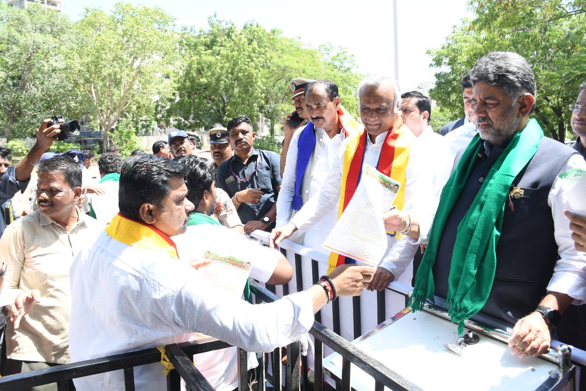 bhimashankarptl's tweet photo. ಕಲಬುರಗಿ ವಿಮಾನ ನಿಲ್ದಾಣಕ್ಕೆ ರಾಷ್ಟ್ರಕೂಟರ ಹೆಮ್ಮೆಯ ಅರಸ  ಅಮೋಘವಷ೯ ನೃಪತುಂಗನ ಹೆಸರಿಡುವಂತೆ ಒತ್ತಾಯಿಸಿ ಇಂದು ಕನಾ೯ಟಕ ನವನಿಮಾ೯ಣ ಸೇನೆ ಕಲಬುರಗಿ ಜಿಲ್ಲಾಘಟಕದ ಪದಾಧಿಕಾರಿಗಳು ಅಧ್ಯಕ್ಷ ರವಿ ದೇಗಾಂವ ನೇತೃತ್ವದಲ್ಲಿ ಕಲ್ಯಾಣ ಕನಾ೯ಟಕ ವಿಮೋಚನಾ ದಿನಾಚರಣೆಯಲ್ಲಿ ಭಾಗಿಯಾಗಲು ಕಲಬುರಗಿ  ನಗರಕ್ಕೆ ಆಗಮಿಸಿದ ಮುಖ್ಯಮಂತ್ರಿ ಶ್ರಿ ಡಿ.ಕೆ.ಶಿವಕುಮಾರ್ ಅವರಿಗೆ ಮನವಿ ಸಲ್ಲಿಸಿದರು.

#KalburgiAirport #AmoghavarshaNrupatunga #DKShivakumar   @DKShivakumar