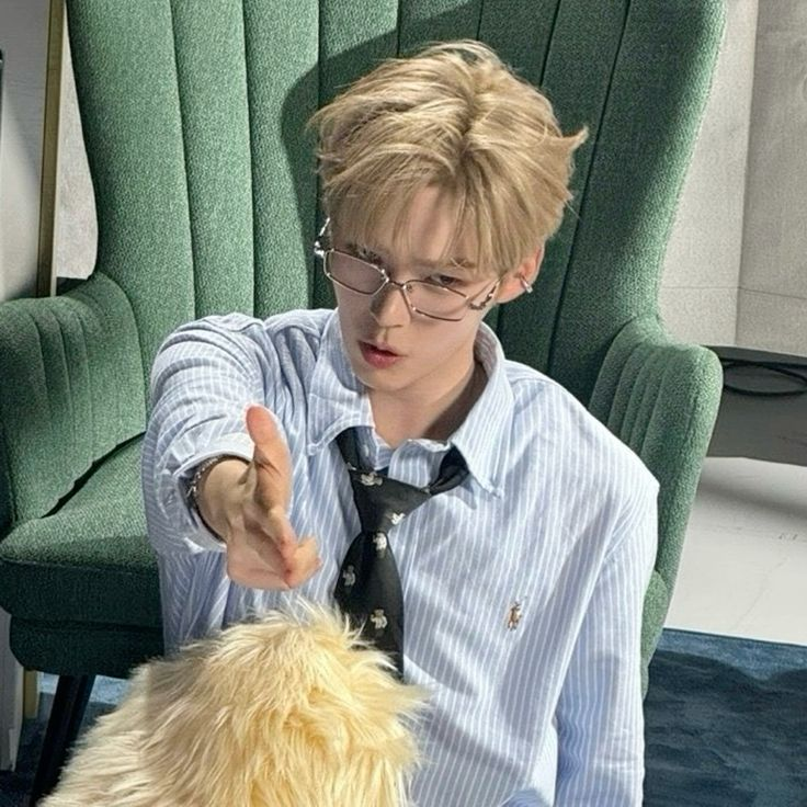 shbussy's tweet photo. blonde hanbin you are so beautiful #iwanttoeathim #myomega #growls #myprincess #youallleavehimalone #scarychuds #dontscaremyomega #hesdelicate #preciousbin #sunghanbin https://t.co/3wf9AI6EG5