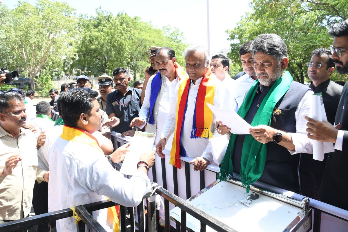 bhimashankarptl's tweet photo. ಕಲಬುರಗಿ ವಿಮಾನ ನಿಲ್ದಾಣಕ್ಕೆ ರಾಷ್ಟ್ರಕೂಟರ ಹೆಮ್ಮೆಯ ಅರಸ  ಅಮೋಘವಷ೯ ನೃಪತುಂಗನ ಹೆಸರಿಡುವಂತೆ ಒತ್ತಾಯಿಸಿ ಇಂದು ಕನಾ೯ಟಕ ನವನಿಮಾ೯ಣ ಸೇನೆ ಕಲಬುರಗಿ ಜಿಲ್ಲಾಘಟಕದ ಪದಾಧಿಕಾರಿಗಳು ಅಧ್ಯಕ್ಷ ರವಿ ದೇಗಾಂವ ನೇತೃತ್ವದಲ್ಲಿ ಕಲ್ಯಾಣ ಕನಾ೯ಟಕ ವಿಮೋಚನಾ ದಿನಾಚರಣೆಯಲ್ಲಿ ಭಾಗಿಯಾಗಲು ಕಲಬುರಗಿ  ನಗರಕ್ಕೆ ಆಗಮಿಸಿದ ಮುಖ್ಯಮಂತ್ರಿ ಶ್ರಿ ಡಿ.ಕೆ.ಶಿವಕುಮಾರ್ ಅವರಿಗೆ ಮನವಿ ಸಲ್ಲಿಸಿದರು.

#KalburgiAirport #AmoghavarshaNrupatunga #DKShivakumar   @DKShivakumar