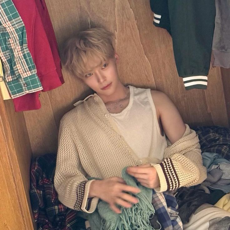 shbussy's tweet photo. blonde hanbin you are so beautiful #iwanttoeathim #myomega #growls #myprincess #youallleavehimalone #scarychuds #dontscaremyomega #hesdelicate #preciousbin #sunghanbin https://t.co/3wf9AI6EG5