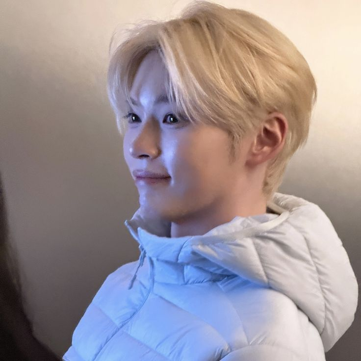 shbussy's tweet photo. blonde hanbin you are so beautiful #iwanttoeathim #myomega #growls #myprincess #youallleavehimalone #scarychuds #dontscaremyomega #hesdelicate #preciousbin #sunghanbin https://t.co/3wf9AI6EG5