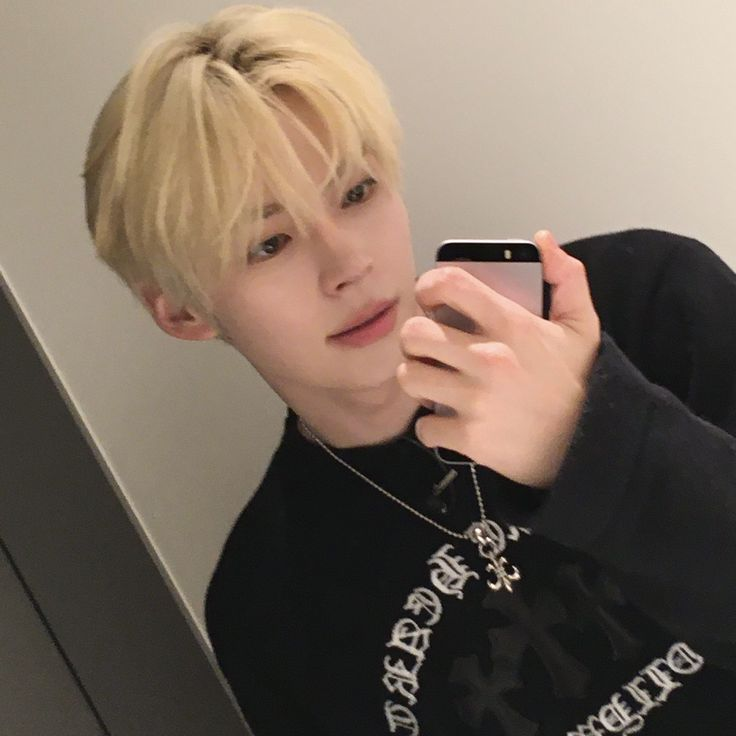 shbussy's tweet photo. blonde hanbin you are so beautiful #iwanttoeathim #myomega #growls #myprincess #youallleavehimalone #scarychuds #dontscaremyomega #hesdelicate #preciousbin #sunghanbin https://t.co/3wf9AI6EG5
