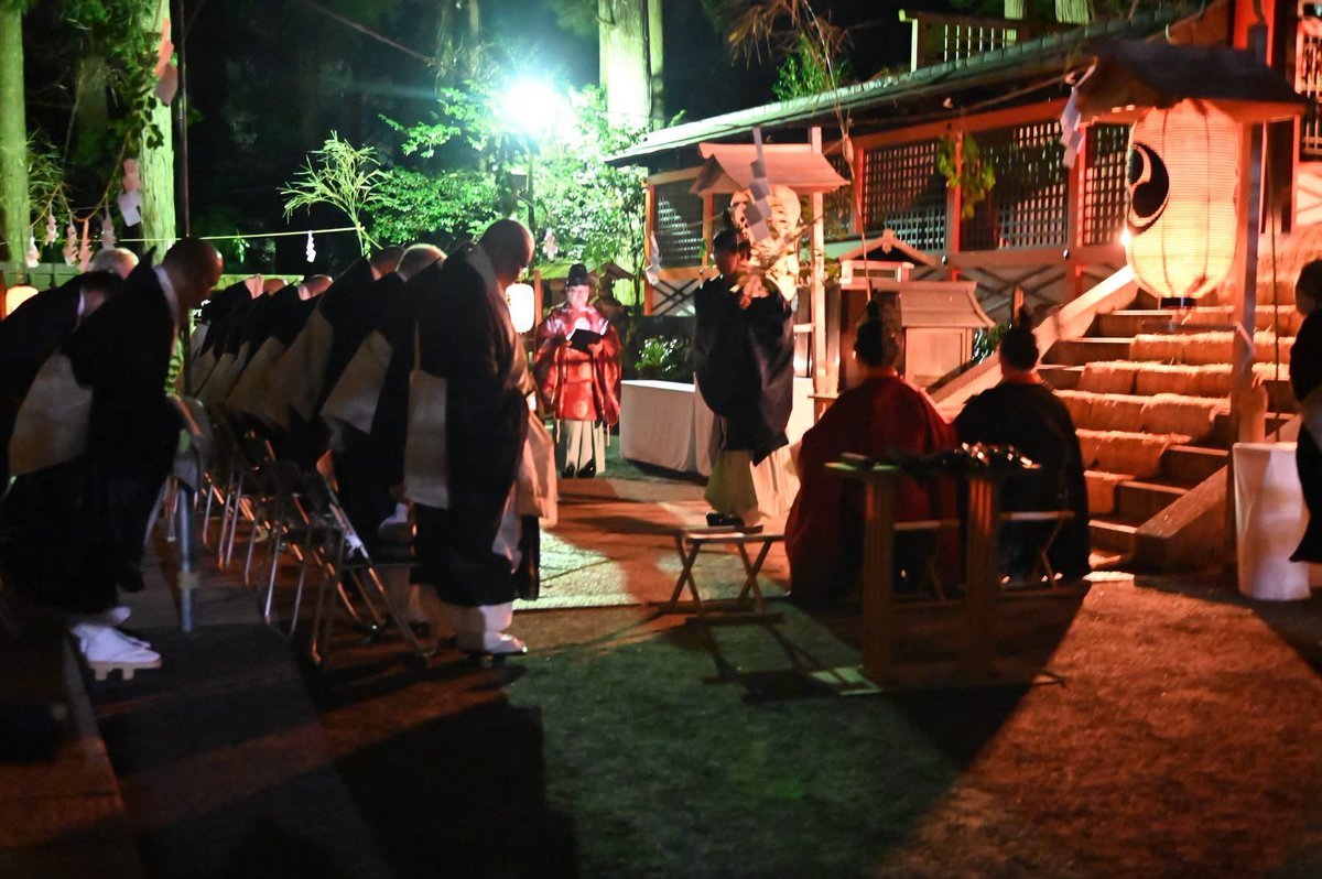 Koya_Kongobuji's tweet photo. 【新殿祭・上遷宮 奉修のご報告】
去る9月14日深夜、壇上伽藍において新殿祭ならびに上遷宮が厳粛に奉修致しました。

先ず21時より丹生都比売神社様の御執行による新殿祭が神道式にて行われ、内局・住職会々長が参列し、滞りなく終了しました。
続いて、22時より本殿作法、23時より假殿作法を奉修し、御影堂前より御社へ向けて御輿が発輿し、渡御行列が進発いたしました。
あいにくの雨に見舞われましたが、一般奉仕者の皆様にも多数ご参列いただき、御神体をお迎えする大切な儀礼を共に支えていただきました。  
御法楽、祓詞・祓作法、庭讃、螺吹・鈸三段、御社前での奠供讃など、伝統に則った一連の次第を滞りなく奉修いたしました。

山王院入堂後は、座主猊下・寶壽院門主・前官御房をはじめ、山内寺院・内局出仕者がそれぞれ所定の座に着き、祝言、御登壇、月並習法則、御法楽、再拝拍掌、拜神酒と続き、一連の儀礼を無事に終えることができました。

21年ぶりとなる上遷宮が、関係者各位ならびに奉仕者の皆様のご尽力により滞りなく奉修できましたこと、ここに深く御礼申し上げます。