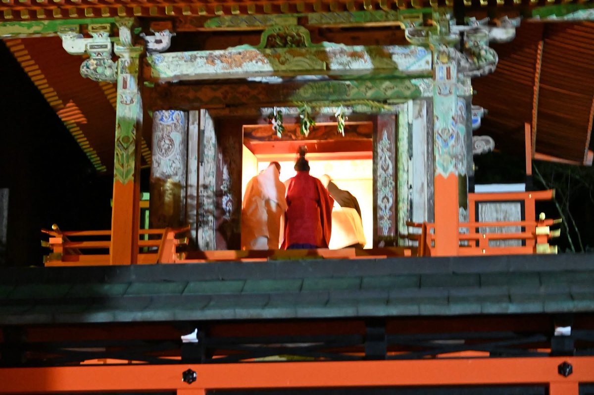 Koya_Kongobuji's tweet photo. 【新殿祭・上遷宮 奉修のご報告】
去る9月14日深夜、壇上伽藍において新殿祭ならびに上遷宮が厳粛に奉修致しました。

先ず21時より丹生都比売神社様の御執行による新殿祭が神道式にて行われ、内局・住職会々長が参列し、滞りなく終了しました。
続いて、22時より本殿作法、23時より假殿作法を奉修し、御影堂前より御社へ向けて御輿が発輿し、渡御行列が進発いたしました。
あいにくの雨に見舞われましたが、一般奉仕者の皆様にも多数ご参列いただき、御神体をお迎えする大切な儀礼を共に支えていただきました。  
御法楽、祓詞・祓作法、庭讃、螺吹・鈸三段、御社前での奠供讃など、伝統に則った一連の次第を滞りなく奉修いたしました。

山王院入堂後は、座主猊下・寶壽院門主・前官御房をはじめ、山内寺院・内局出仕者がそれぞれ所定の座に着き、祝言、御登壇、月並習法則、御法楽、再拝拍掌、拜神酒と続き、一連の儀礼を無事に終えることができました。

21年ぶりとなる上遷宮が、関係者各位ならびに奉仕者の皆様のご尽力により滞りなく奉修できましたこと、ここに深く御礼申し上げます。