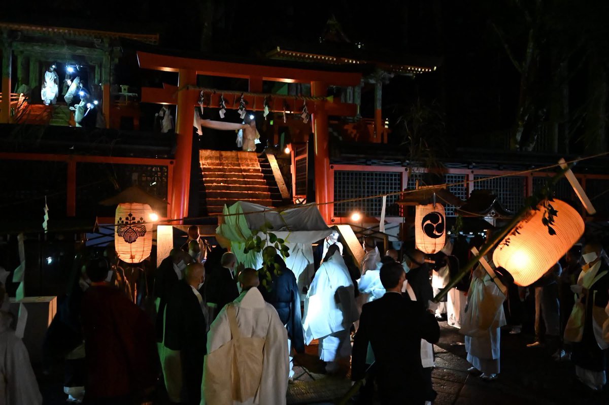 Koya_Kongobuji's tweet photo. 【新殿祭・上遷宮 奉修のご報告】
去る9月14日深夜、壇上伽藍において新殿祭ならびに上遷宮が厳粛に奉修致しました。

先ず21時より丹生都比売神社様の御執行による新殿祭が神道式にて行われ、内局・住職会々長が参列し、滞りなく終了しました。
続いて、22時より本殿作法、23時より假殿作法を奉修し、御影堂前より御社へ向けて御輿が発輿し、渡御行列が進発いたしました。
あいにくの雨に見舞われましたが、一般奉仕者の皆様にも多数ご参列いただき、御神体をお迎えする大切な儀礼を共に支えていただきました。  
御法楽、祓詞・祓作法、庭讃、螺吹・鈸三段、御社前での奠供讃など、伝統に則った一連の次第を滞りなく奉修いたしました。

山王院入堂後は、座主猊下・寶壽院門主・前官御房をはじめ、山内寺院・内局出仕者がそれぞれ所定の座に着き、祝言、御登壇、月並習法則、御法楽、再拝拍掌、拜神酒と続き、一連の儀礼を無事に終えることができました。

21年ぶりとなる上遷宮が、関係者各位ならびに奉仕者の皆様のご尽力により滞りなく奉修できましたこと、ここに深く御礼申し上げます。