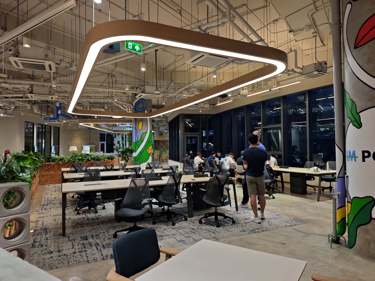 timbo_xyz's tweet photo. Worked from True Digital Park in Bangkok with the Hackumvit crew 🇹🇭

The structure sets you up for success:

- short intros + describe what you'll work on for the day (ngl, usually miss this w/ @bardonadam lol)

- quiet work until group lunch

- quiet work until evening demos https://t.co/4HBY4bIh6o