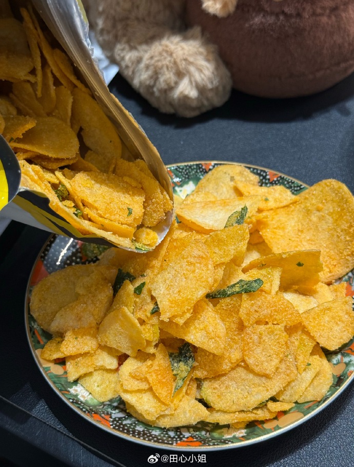 shriz327288's tweet photo. Just shared my secret stash of salted egg yolk potato chips with my desk mate  Best snack win for afternoon slump! https://t.co/Jc525VVY3f
