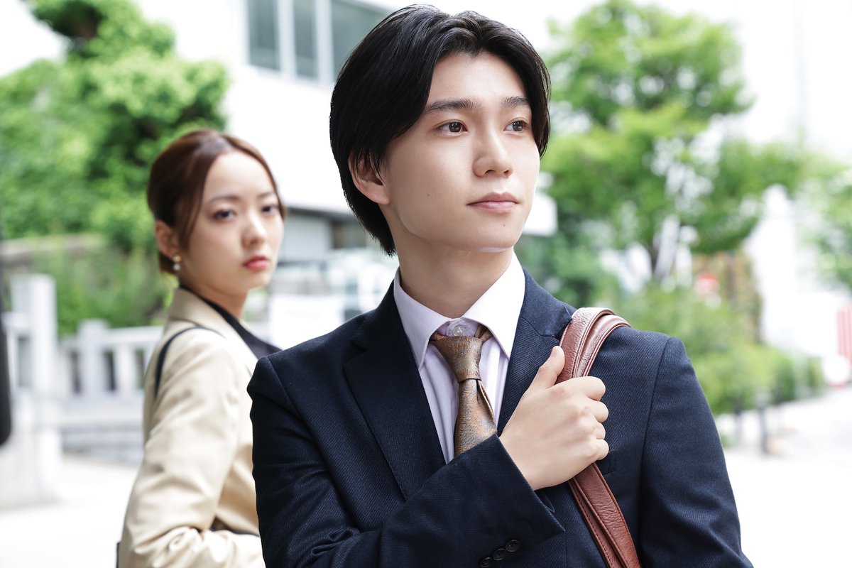 omakiss_drama's tweet photo. 📸場面写真 初公開🫧

上野（#鈴木仁）と神田（#押田岳）の
気になる距離感を切り取った場面写真を公開✨

中には思わずドキッとするような1枚も…？🫣

大人の“両片想い”にご注目ください🪽

#ドラマおまキス
📺10月19日（月）24時45分スタート

📱TVerお気に入り登録🙌
https://t.co/8V3xcuprMj https://t.co/XSLwRmAmlI