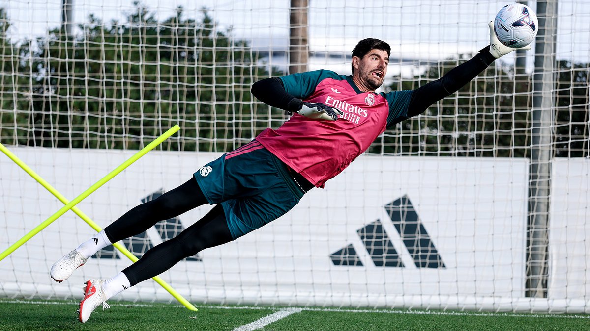 realmadrid's tweet photo. 🧤⏩⚽ https://t.co/YnNbC0u9xZ