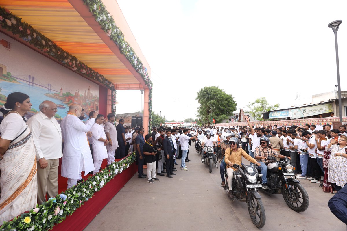 TheYadavPrince's tweet photo. जन्मभूमि वडनगर से कर्मभूमि काशी तक - सेवा, संकल्प और राष्ट्रनिर्माण की अविरत यात्रा! 🇮🇳

माननीय प्रधानमंत्री श्री @narendramodi जी के जनसेवा के 25 गौरवपूर्ण वर्षों के उपलक्ष्य में #SevaSankalpAbhiyan के अंतर्गत आज उनकी जन्मभूमि वडनगर से कर्मभूमि वाराणसी तक ‘सेवा यात्रा’ का शुभारंभ माननीय केंद्रीय गृह एवं सहकारिता मंत्री श्री @AmitShah जी के करकमलों से हुआ।

इस ऐतिहासिक अवसर पर माननीय मुख्यमंत्री श्री @Bhupendrapbjp जी, महाराष्ट्र के उपमुख्यमंत्री श्री @mieknathshinde जी, केंद्रीय राज्यमंत्री श्रीमती @AnupriyaSPatel जी, प्रदेश अध्यक्ष श्री @iJagdishBJP जी, उपमुख्यमंत्री श्री @sanghaviharsh जी, युवा मोर्चा के राष्ट्रीय अध्यक्ष @drhemangjoshimp जी, प्रदेश संगठन महामंत्री श्री @ratnakar273 जी सहित राज्य सरकार के मंत्रीगण, सांसद, विधायक एवं बड़ी संख्या में युवा उपस्थित रहे।

वडनगर से काशी तक की यह यात्रा प्रधानमंत्री श्री @narendramodi जी के 25 वर्षों के सेवाभाव, सुशासन और राष्ट्र प्रथम के संकल्प को जन-जन तक पहुँचाने का माध्यम बनेगी।

सेवा से संकल्प तक, संकल्प से राष्ट्रनिर्माण तक — यही है मोदी जी की जनसेवा की यात्रा। 🇮🇳

#SevaSankalpAbhiyan
#HappyBdayPMModi