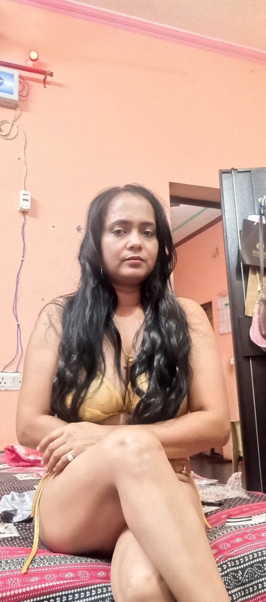 RasgullaB's tweet photo. #cute lady🌹 https://t.co/HsbKaPekxD