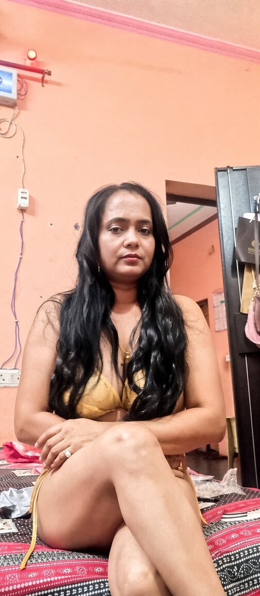 RasgullaB's tweet photo. #cute lady🌹 https://t.co/HsbKaPekxD