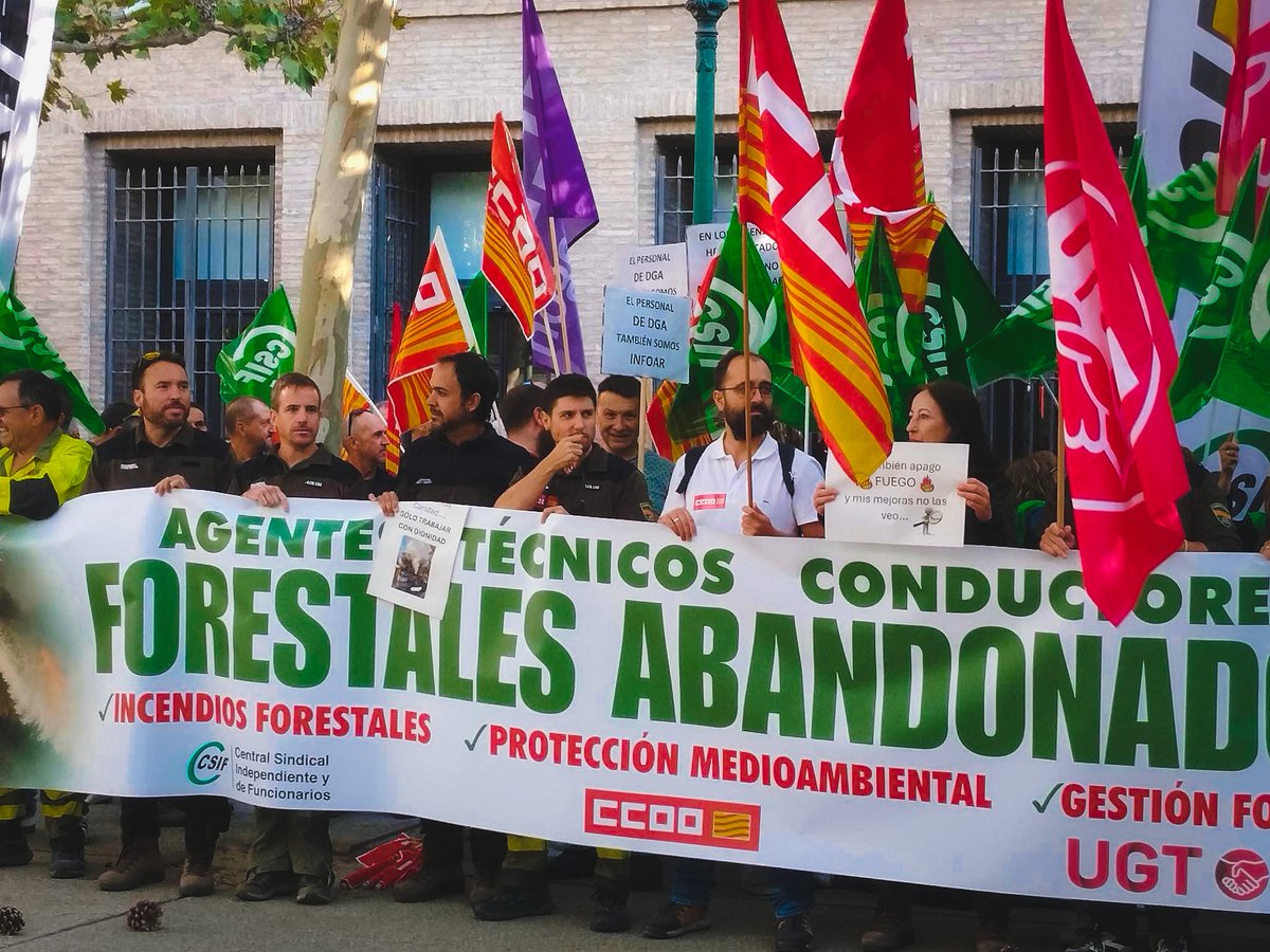 FscAragon's tweet photo. 🔥 📢 El personal laboral y funcionario del #INFOAR dice ¡BASTA!
⏳25 años esperando mejoras laborales.
✊Exigimos negociación real, reconocimiento y acuerdos concretos.
Si no hay avances, continuarán las movilizaciones. ✊
#DGA #IncendiosForestales #APN #Zaragoza https://t.co/WEvm2aiFkS