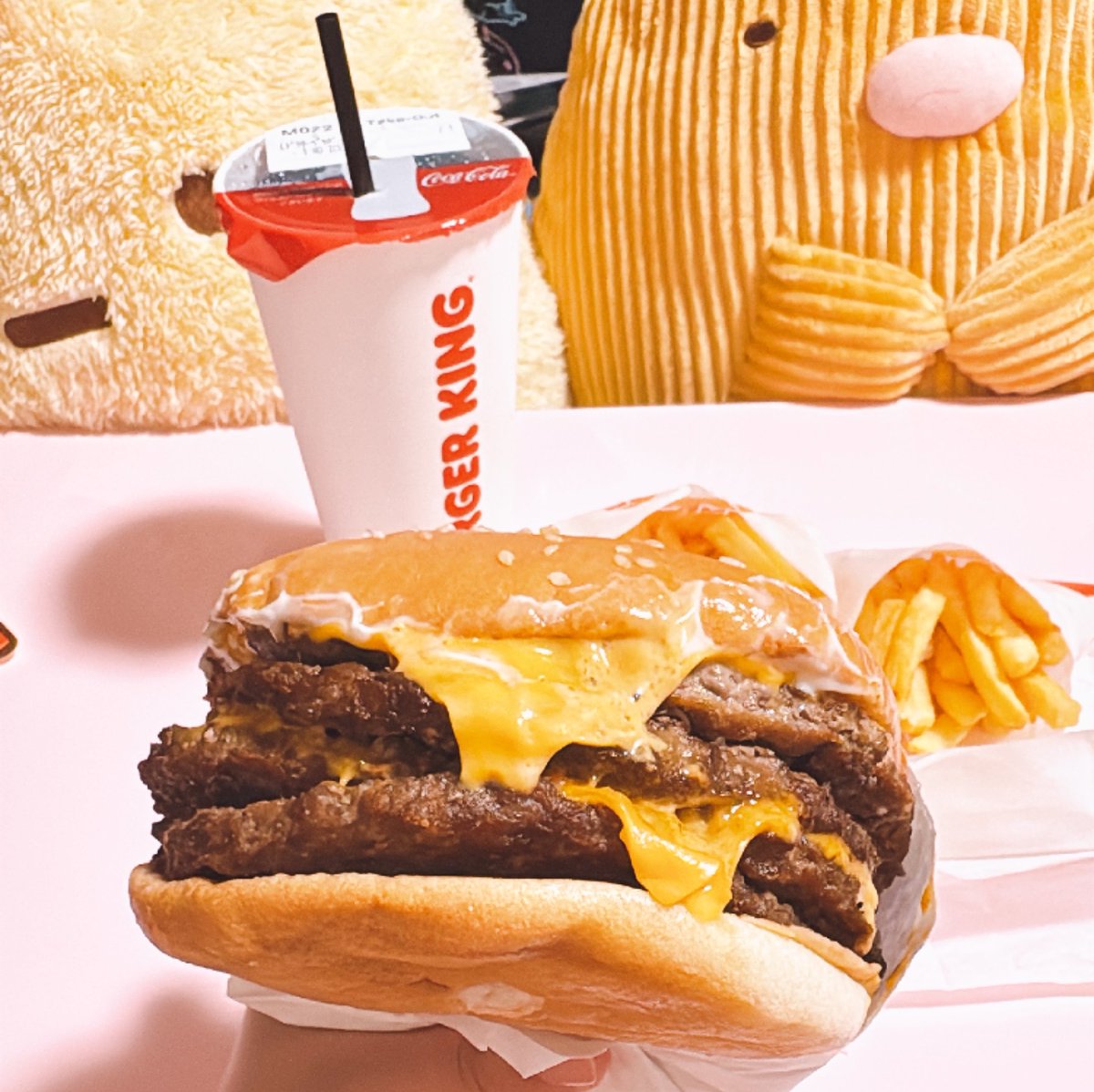 nakaba_623's tweet photo. パクパクですわ〜〜🍔 https://t.co/CYVLG56Tn3