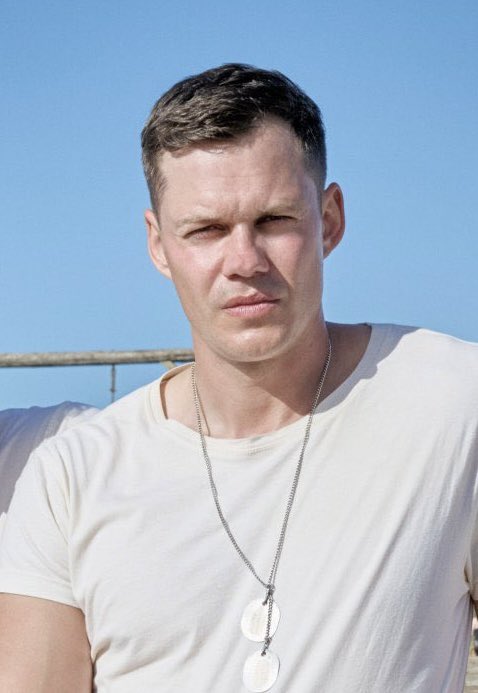 DiscussingFilm's tweet photo. Bill Skarsgård has been cast as the lead in Hideo Kojima's new action-espionage game ‘PHYSINT’.

The game's tagline is “the next Cold War begins.” https://t.co/NlzdN3RywW