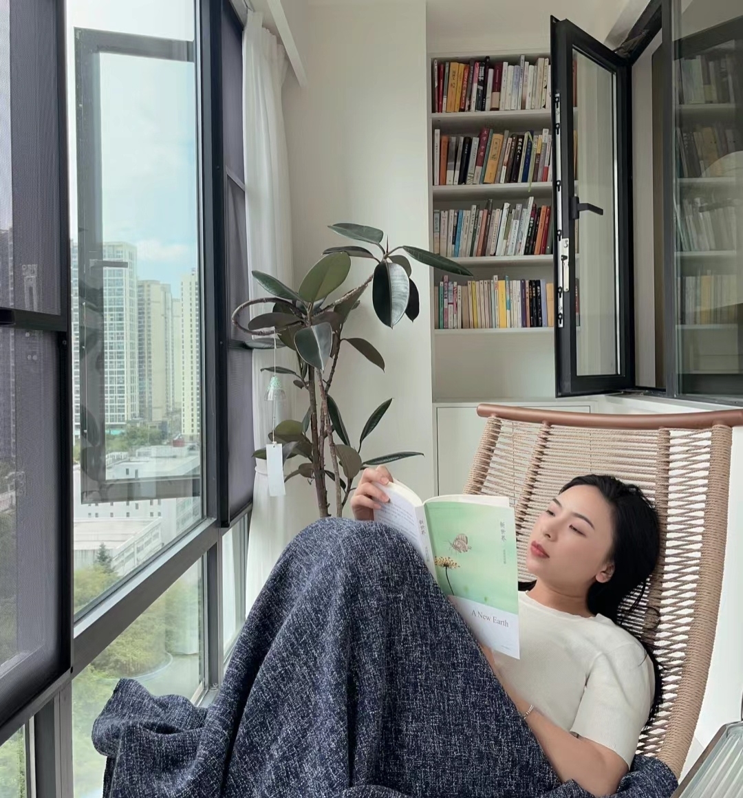 milka953076's tweet photo. Just finished curling up on the couch with my hot tea and a good book—this cozy Sunday vibe hits different https://t.co/tbaet8mX3T