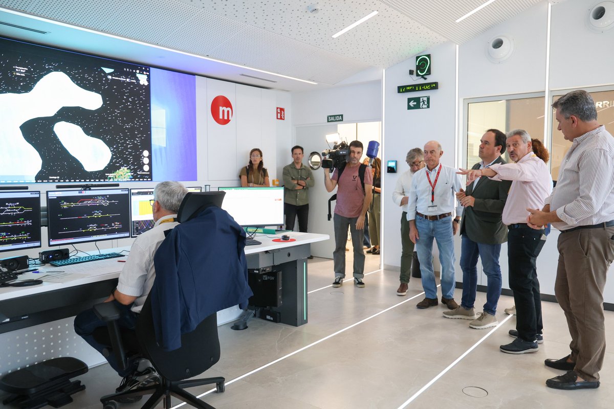 El president de la Generalitat, Juanfran Pérez Llorca, visita el puesto de mando de Metrovalencia