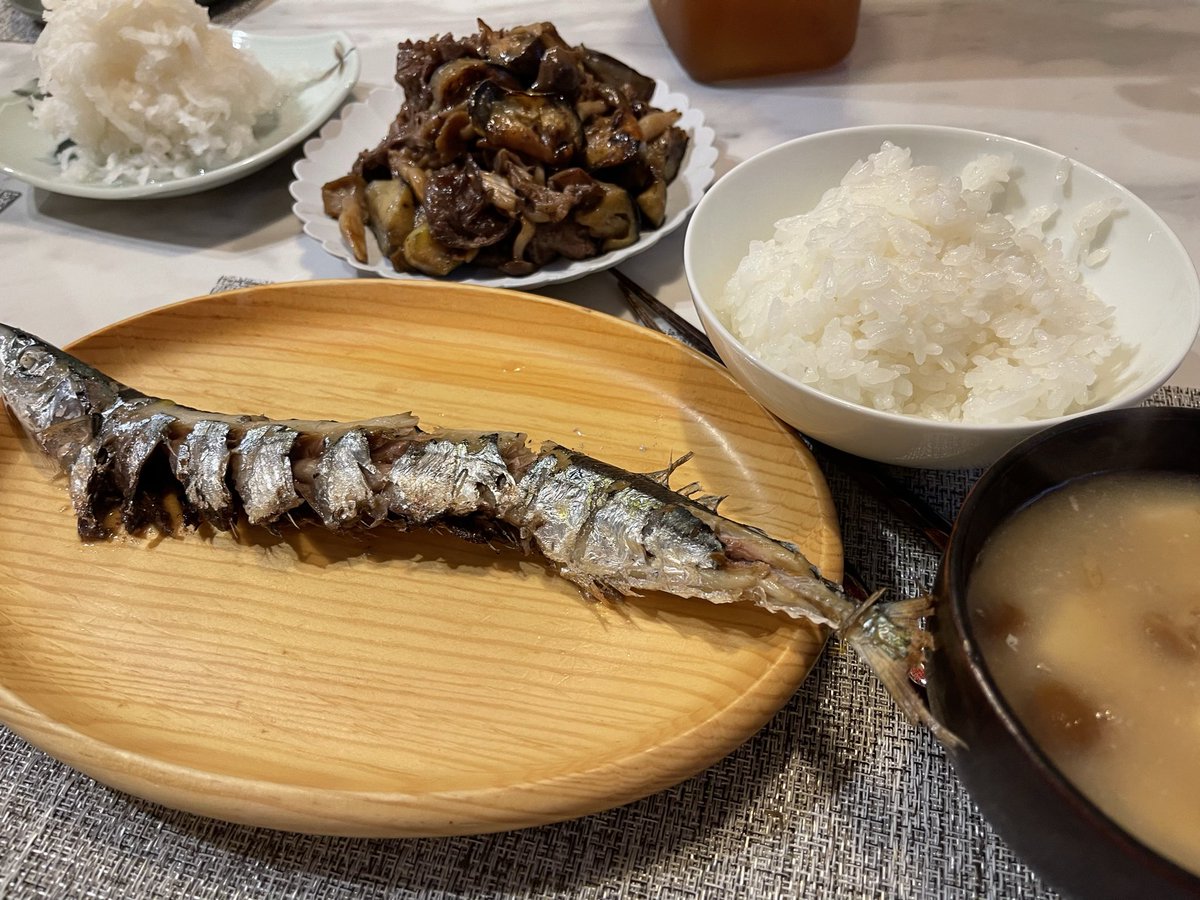OL_moppu's tweet photo. 【秋刀魚+牛肉の炒め物】
合計2,081円
秋刀魚売価チェックを毎日してるのですが、前回買った時より1つあたり100円安かったので購入。が、焼くと内臓部分が脱落してしまい残念な思いを。焼き方が悪かったのかはたまた。
------------
秋刀魚　968円
大根　107円
牛肉　771円
ナス　128円
しめじ　107円 https://t.co/1QC9y14pJs