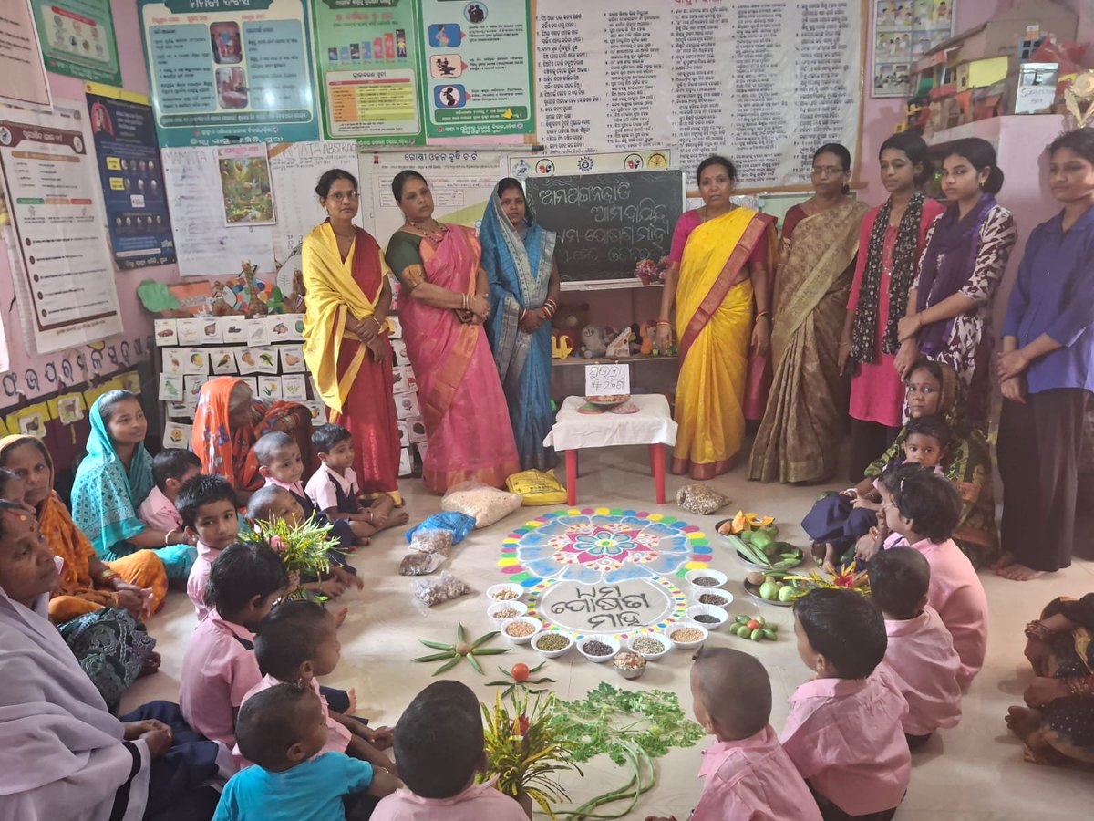 ICDS_Delanga's tweet photo. Celebrating by cutting cake at Nuagaon AWC and Odataraboi AWC on the eve of  two year completion of Subhadra Yojana and 9th Poshan Maha also celebrated at AWC level - ICDS Delanga under Puri District. https://t.co/4quaqjWTGz