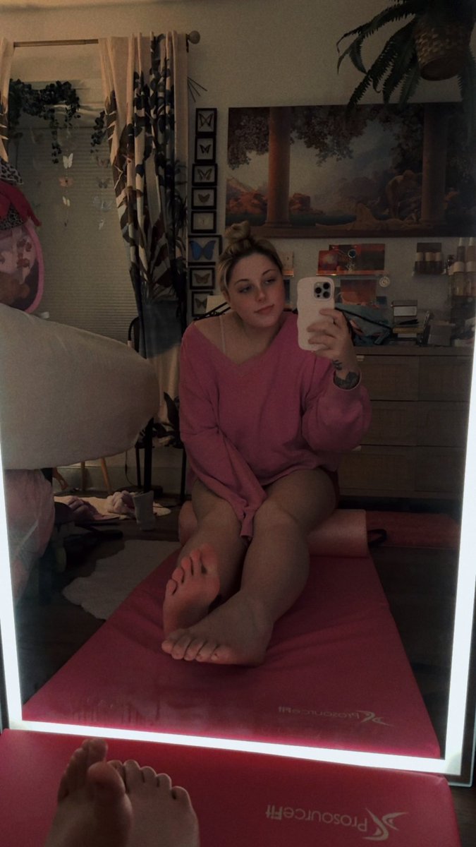 goddesssleepyy's tweet photo. stretching into a better mood 🧘♀️🎀
#YogaFlow #YogaGirl #MindfulMovement #SelfCare #YogaLife https://t.co/gHp55FHL9s