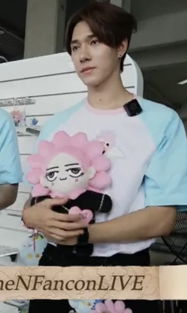 meong__32's tweet photo. 4 สิ่งที่สองคนนี้เหมือนกัน
1. เสื้อ
2. แววตา
3. ของในมือ
4. สาม ี จากนาแดว https://t.co/KSBOF25NsL