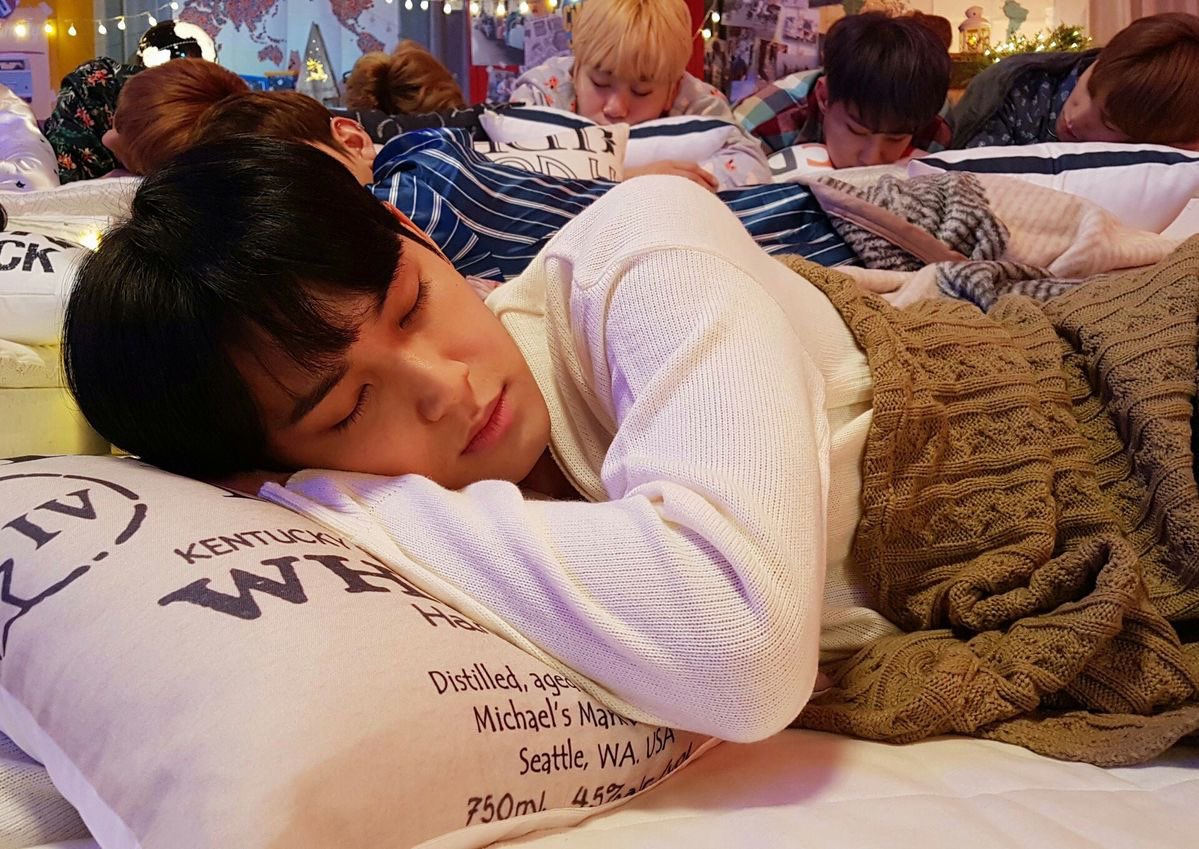 Kimja_ban97's tweet photo. 김민규 자는거 영원히 한결 같아서 영원히 귀여움.. https://t.co/VjUiU5zUnY