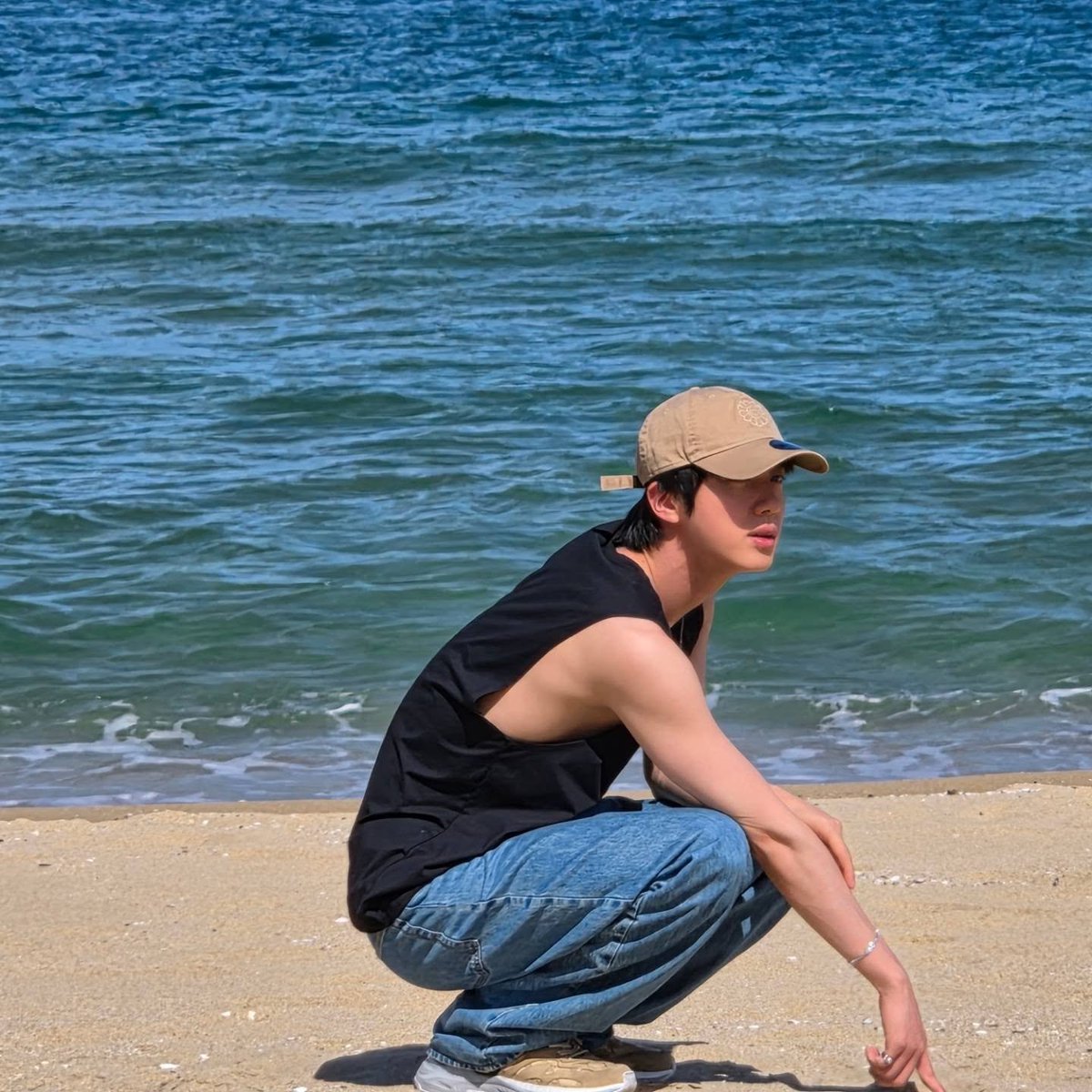 yocchime's tweet photo. ジンくんのこの大きく脇の開いたタンクトップもちょっとマッスルになった腕もONE PIECEに出てきそうな影も何もかも良過ぎる😍
https://t.co/8Cu2vwRebx https://t.co/UA2ffJ6XWk