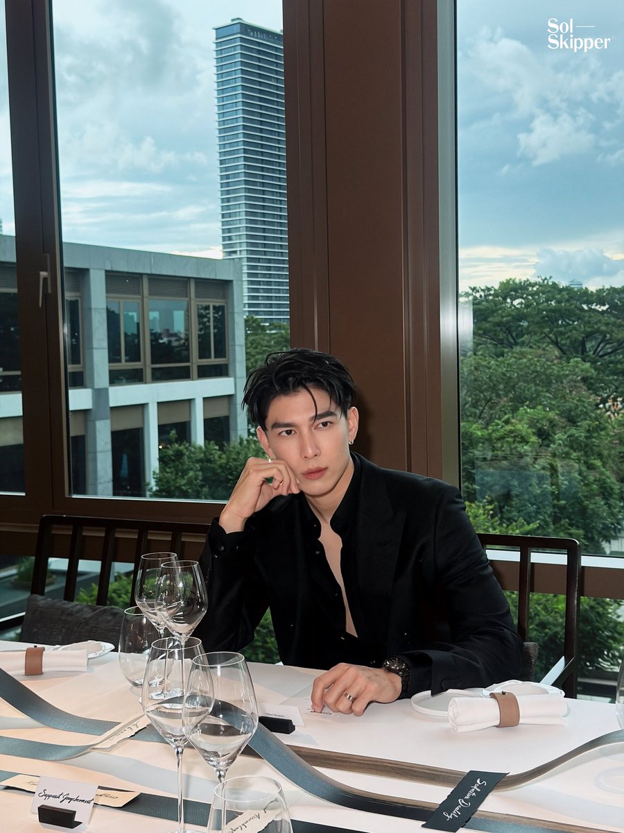 SolSkipperCo's tweet photo. Champagne &amp; black suits🥂

MEW WITH DOMPERIGNON

@MSuppasit                    
#DomPérignonxMew https://t.co/jhWXBmiDLw