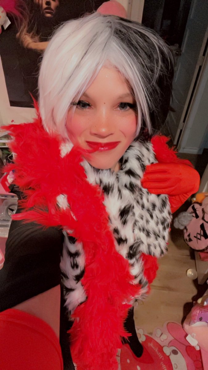 JConfitdent's tweet photo. Cruella de Vil cosplay, this is my first time cosplaying as a Disney villain #selfies #snapchat #cruelladevil #cosplay #cosplayer #cosplayfun #COSPLAYMODE #cosplaying #cosplayphoto #cosplaylove #CosplayPhotography https://t.co/yT0K0j70D6