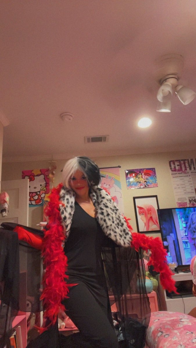 JConfitdent's tweet photo. Cruella de Vil cosplay, this is my first time cosplaying as a Disney villain #selfies #snapchat #cruelladevil #cosplay #cosplayer #cosplayfun #COSPLAYMODE #cosplaying #cosplayphoto #cosplaylove #CosplayPhotography https://t.co/yT0K0j70D6