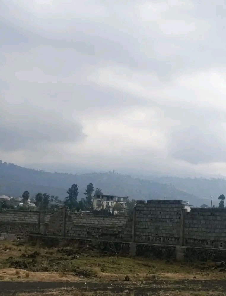 EmmanuelKakule4's tweet photo. Nord-Kivu : les FARDC annoncent la reprise de plusieurs villages après trois jours de combats

Les Forces armées de la République démocratique du Congo (FARDC), appuyées par les Volontaires pour la défense de la patrie (VDP), affirment avoir repris plusieurs villages dans les territoires de Walikale, Masisi et Rutshuru, au Nord-Kivu, à l’issue de trois jours d’opérations menées contre les combattants de l’AFC/M23.

L’annonce a été faite par le chargé de communication de la 34ᵉ région militaire, le major Dieudonné Kasereka. Selon lui, les affrontements ont permis aux FARDC de reprendre la colline stratégique de Miko ainsi que les centres de Remeka et de Kasheke, après des attaques attribuées au M23 depuis le début du mois de septembre.

Le porte-parole militaire indique également que 14 combattants adverses ont été neutralisés, 13 blessés et trois capturés. Huit armes auraient été saisies au cours des opérations. Du côté des forces pro-gouvernementales, trois VDP ont été tués, selon le même bilan.

Le major Kasereka affirme que les FARDC poursuivent leur riposte tout en accusant le M23 de violer le cessez-le-feu lié aux processus de paix de Doha et de Washington.