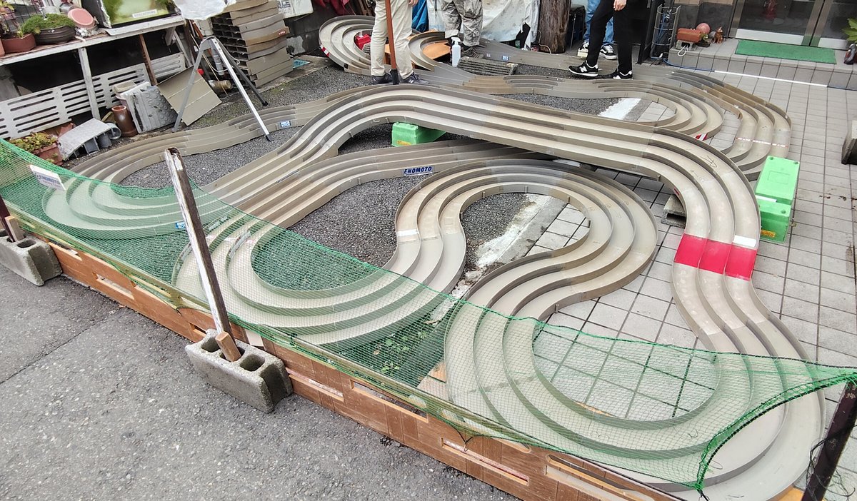 yrgmini4wd's tweet photo. 遅くなりましたが、381回えのもと杯お疲れ様でした！
午前中は霧雨も降る怪しい天気でしたが、悪化はしないと踏んで外コース。予想通り天気は回復しましたが、肝心のコースは予想以上にはみ出す事態に。
（ここまで広げたのは多分10年以上振りかも）
レースはフルフラでしたが思った以上に
続く https://t.co/zvdsKxSwMH