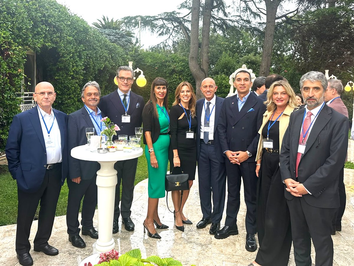 ANSIAD's tweet photo. ANSİAD Yönetim Kurulu Başkanımız Ercan Özbek ve Geçmiş Dönem Yönetim Kurulu Başkanımız L. Hilmi Ünsal, New Silk Road Forum 2026’nın açılış resepsiyonuna katılım sağladı. Alarko Holding Yönetim Kurulu Başkanı İzzet Garih’in ev sahipliğinde İstanbul’da gerçekleşen davette; TÜSİAD Yönetim Kurulu Başkanı Ozan Diren ile bir araya gelinerek karşılıklı temaslarda bulunuldu.

Uluslararası çevrelerden ve iş dünyasının farklı sektörlerinden değerli temsilcileri buluşturan resepsiyonda; küresel ekonomik gelişmeler, değişen iş dünyası dinamikleri, Türkiye’nin uluslararası pazardaki konumu ve potansiyel iş birliği fırsatları üzerine verimli görüş alışverişinde bulunuldu.

Farklı coğrafyalardan liderleri bir araya getiren New Silk Road Forum 2026’nın küresel iletişim ve iş birliği ağlarını güçlendirmesini diliyor; nazik ev sahiplikleri için Sayın İzzet Garih’e teşekkür ediyoruz.