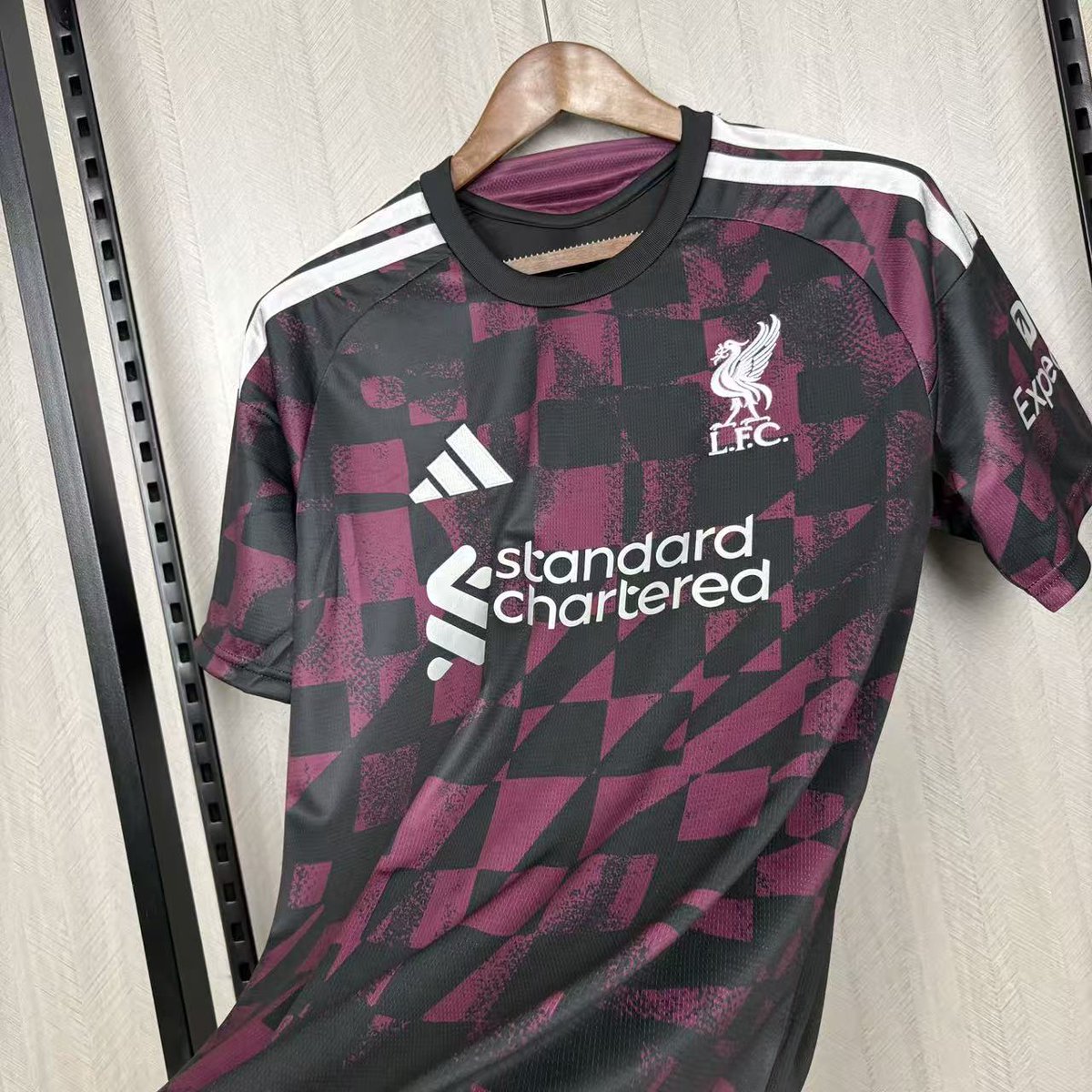 rodrigofranke's tweet photo. Esta terceira camisa do Liverpool tem muito estilo. https://t.co/jkatTItCxE
