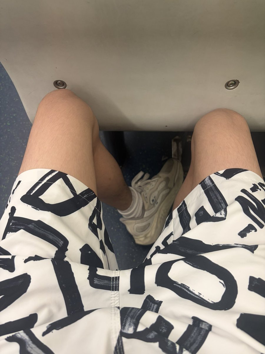 lookforfrd23206's tweet photo. 你哋鍾意有腳毛定冇腳毛嘅人呀？😙🏳️‍🌈 https://t.co/BqWqt2A2z1