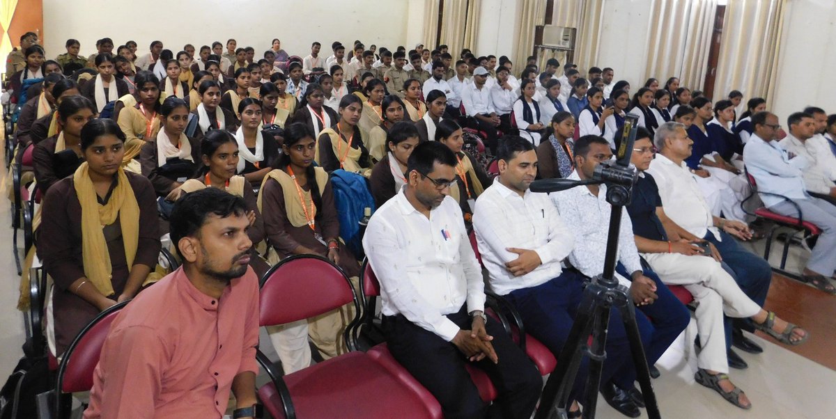 DNPGCollegeGKP's tweet photo. #युगपुरुष_ब्रह्मलीन_महंत_दिग्विजयनाथ_जी_महाराज के पावन स्मृति में ’’भारतीय ज्ञान परंपरा और शिक्षा’’ विषय पर व्याख्यानमाला का आयोजन जिसमें मुख्य अतिथि ’बाबा साहब भीमराव अम्बेडकर केन्द्रीय विश्वविद्यालय, लखनऊ के शिक्षा विद्यापीठ के अधिष्ठाता प्रो. राजशरण शाही रहें। https://t.co/isBFLdDSf6