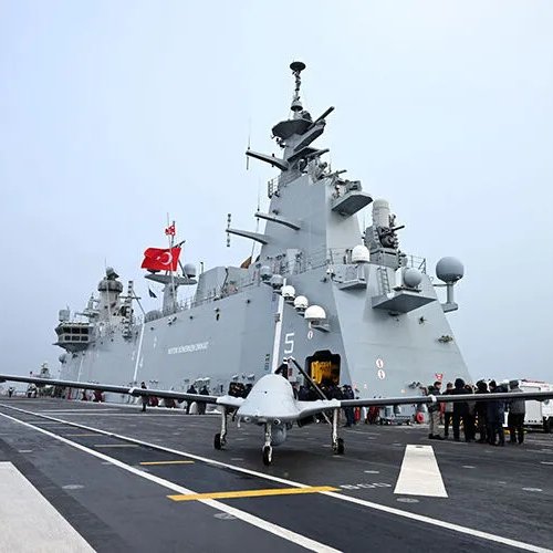 trhaber_com's tweet photo. Atina Batılı Silahlara Sığınırken Türkiye Tarih Yazıyor: Yunanistan'ın İthal Sistemlerle Caydırıcılık Hayali!

▪️Yunan gazeteci Costas Stoupas, kaleme aldığı yazıda Cumhurbaşkanı Erdoğan'ın "Bir gece ansızın geleceğiz" sözlerine atıfta bulunarak "Atina diplomasisiyle Erdoğan'ı uyuttuk, Rafale ve İsrail yapımı kalkanlarla zaman kazandık" iddiasında bulundu.

▪️ Stoupas, "sakin sular" dönemini Yunanistan'ın silahlanması için bir zaman kazanma taktiği olarak nitelendirdi. 

▪️ Türkiye'nin "Casus Belli" kararını kaldırmadığını, Libya mutabakatından vazgeçmediğini ve Mavi Vatan'ı terk etmediğini kabul eden Stoupas bu süreci "Erdoğan'ı uyutarak Rafale, Belharra ve İsrail yapımı Aşil Kalkanı sistemlerini entegre etme fırsatı" olarak tanımladı.

▪️ Stoupas, Fransız Rafale ve Belharra fırkateynleri ile İsrail yapımı "Aşil Kalkanı" füze savunma sistemini öve öve bitiremezken, Yunanistan'ın bu silahların kaynak kodlarına dahi sahip olamadığını itiraf etti.

▪️ Atina yönetimi Batı'dan ithal ettiği milyarlarca avroluk dışa bağımlı silah paketleriyle teselli ararken, Türkiye yerli ve milli savunma sanayii hamlesiyle bölgedeki stratejik ve operasyonel üstünlüğünü kanıtlamaya devam ediyor.