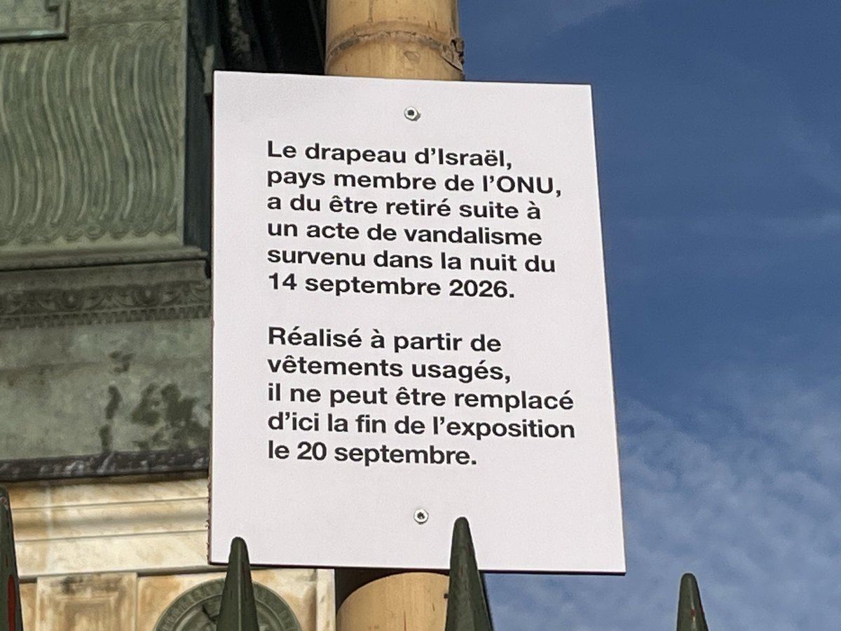 MariestellPech's tweet photo. Place de la Bastille aujourd’hui. Exposition d’une centaine de drapeaux dont l’un a été retiré car vandalisé: Le drapeau israélien. C’est expliqué sur une petite plaquette très, très discrète évidemment. https://t.co/ZkRxBeECgl